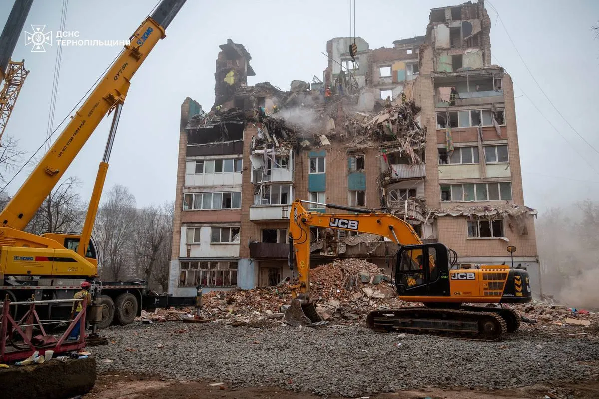"Спочатку загорілася кімната дитини": постраждала від атаки РФ на Тернопіль розповіла про момент удару і загибель людей. Відео