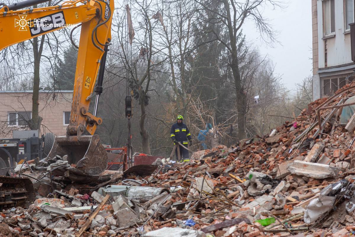 "Спочатку загорілася кімната дитини": постраждала від атаки РФ на Тернопіль розповіла про момент удару і загибель людей. Відео