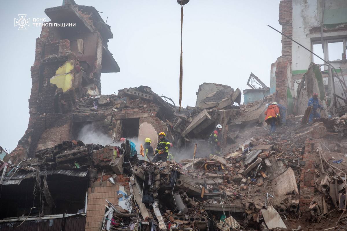 "Спочатку загорілася кімната дитини": постраждала від атаки РФ на Тернопіль розповіла про момент удару і загибель людей. Відео