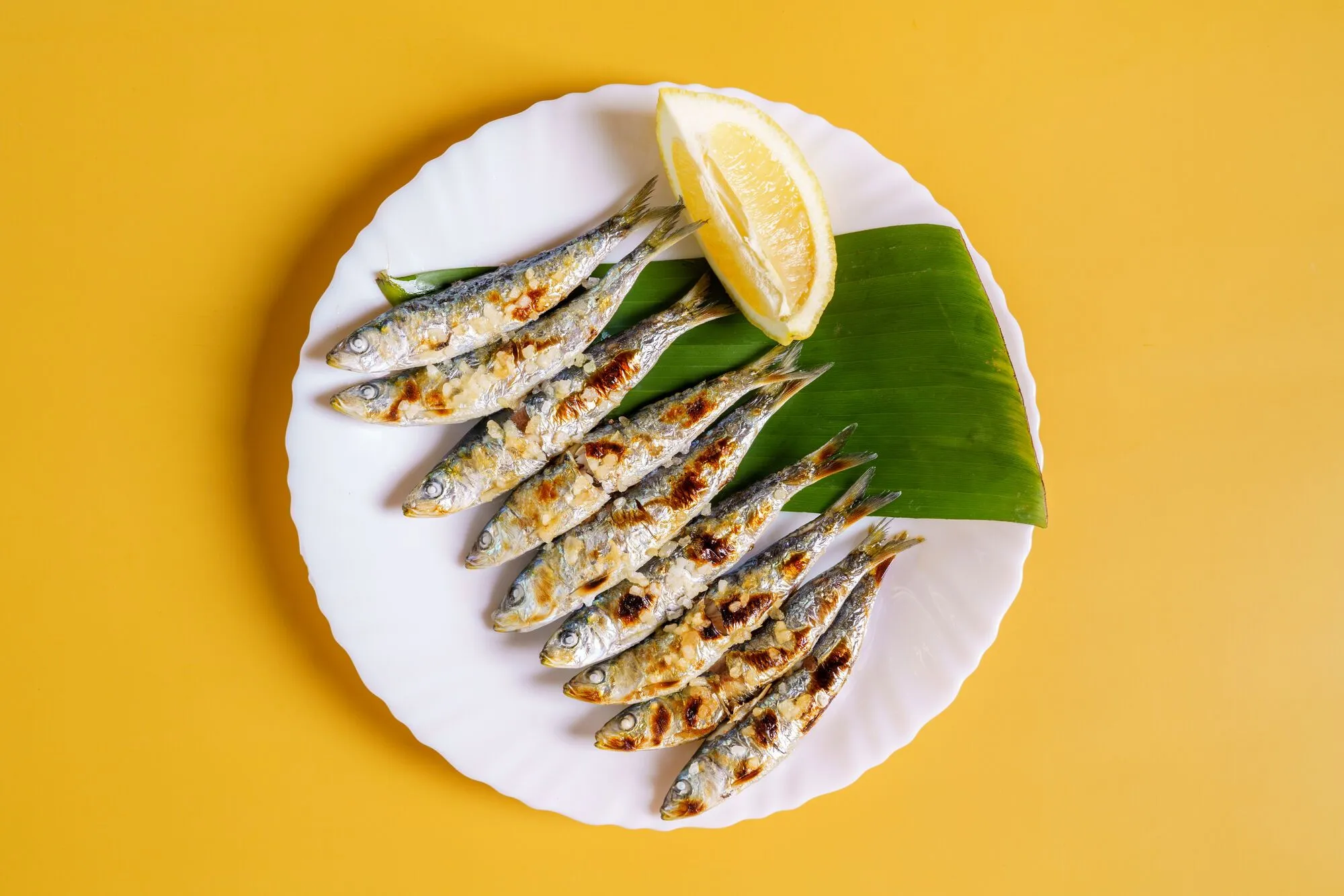 Не обвалюйте рибу в борошні: як правильно смажити, щоб не було запаху і бризок олії