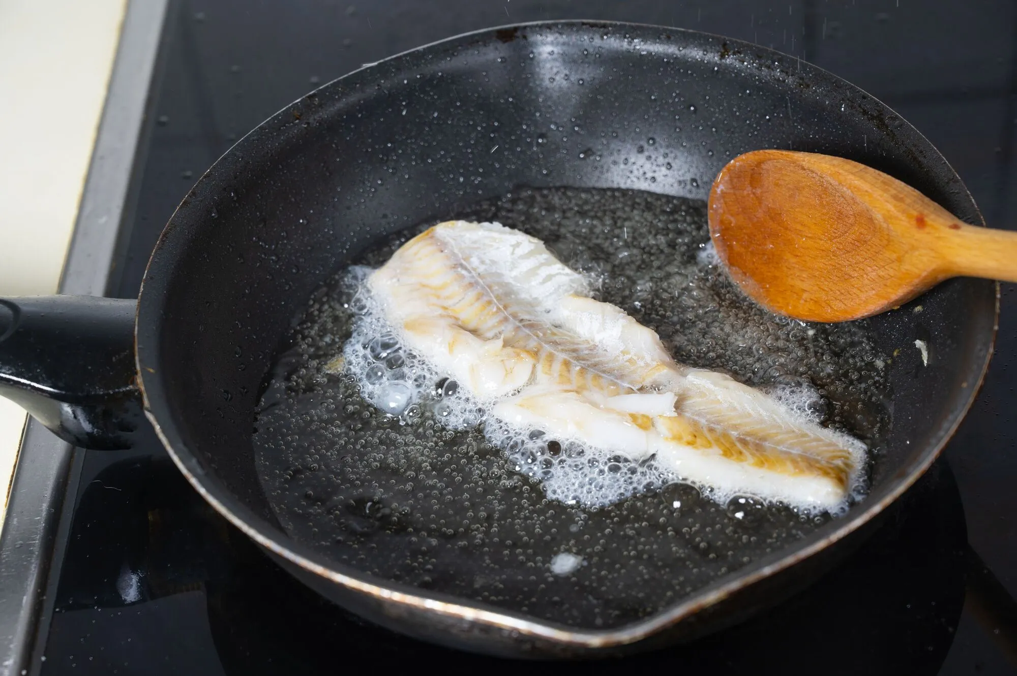 Не обвалюйте рибу в борошні: як правильно смажити, щоб не було запаху і бризок олії