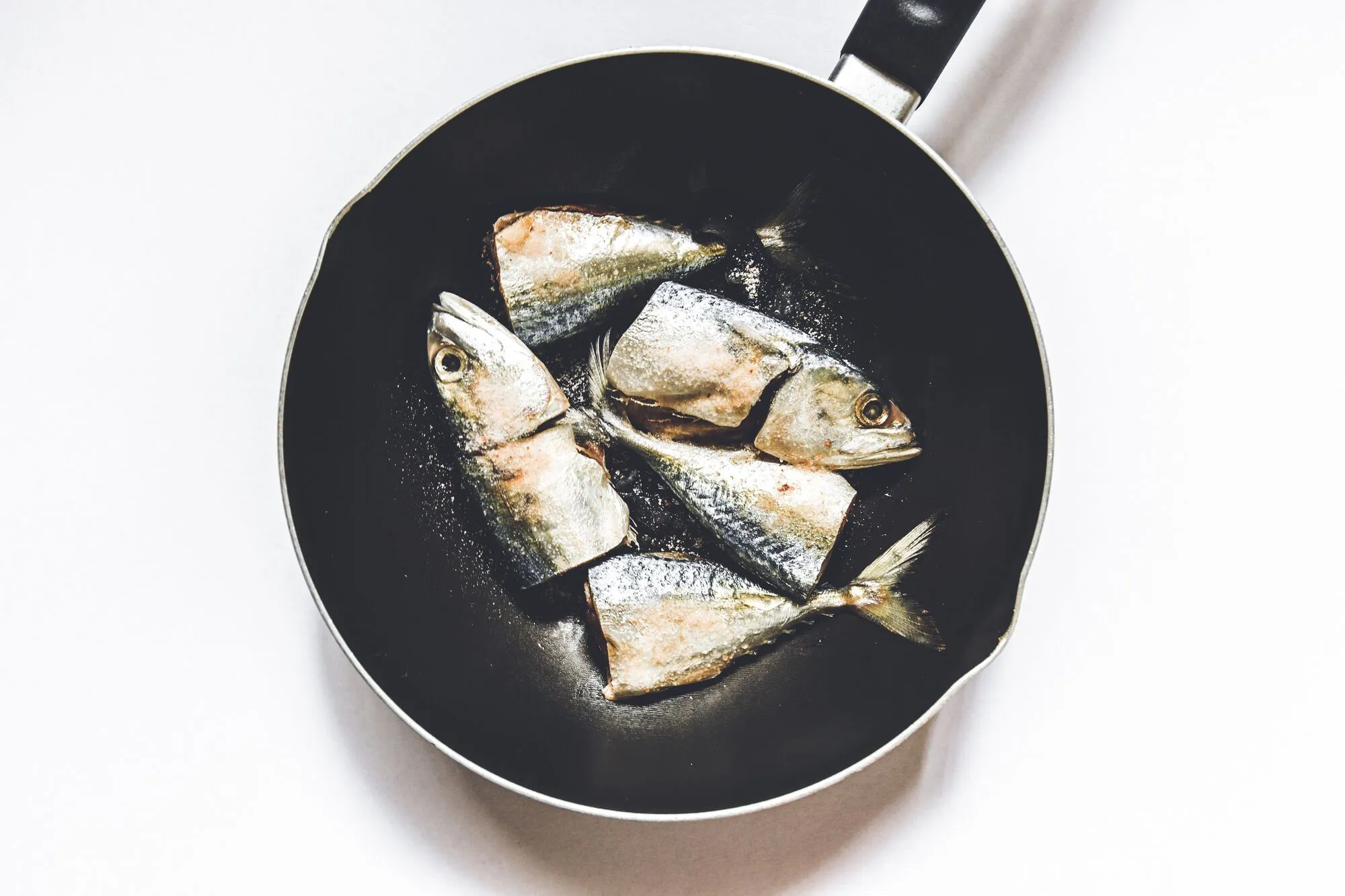 Не обвалюйте рибу в борошні: як правильно смажити, щоб не було запаху і бризок олії