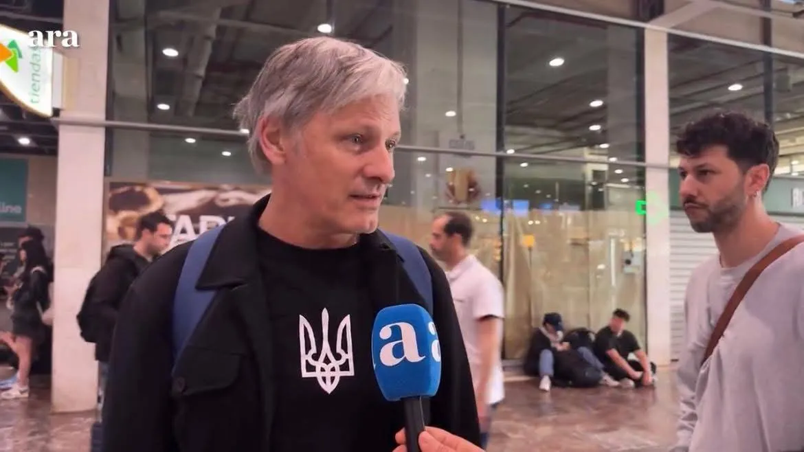 Зірка "Володаря перснів" засвітився на ТБ у футболці з українським тризубом. Фото