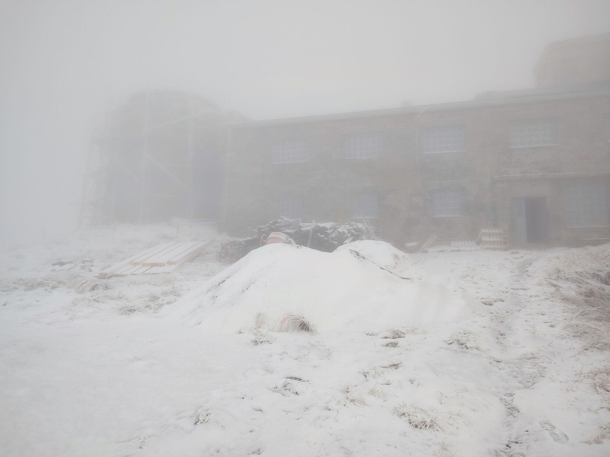 Випав сніг, вдарив мороз: у Карпати прийшла зима. Фото