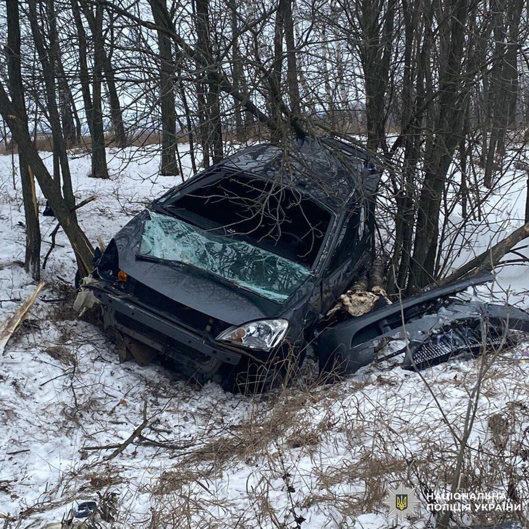 На Харківщині у ДТП загинуло 2-місячне немовля, мати і ще одна дитина травмовані: фото з місця події