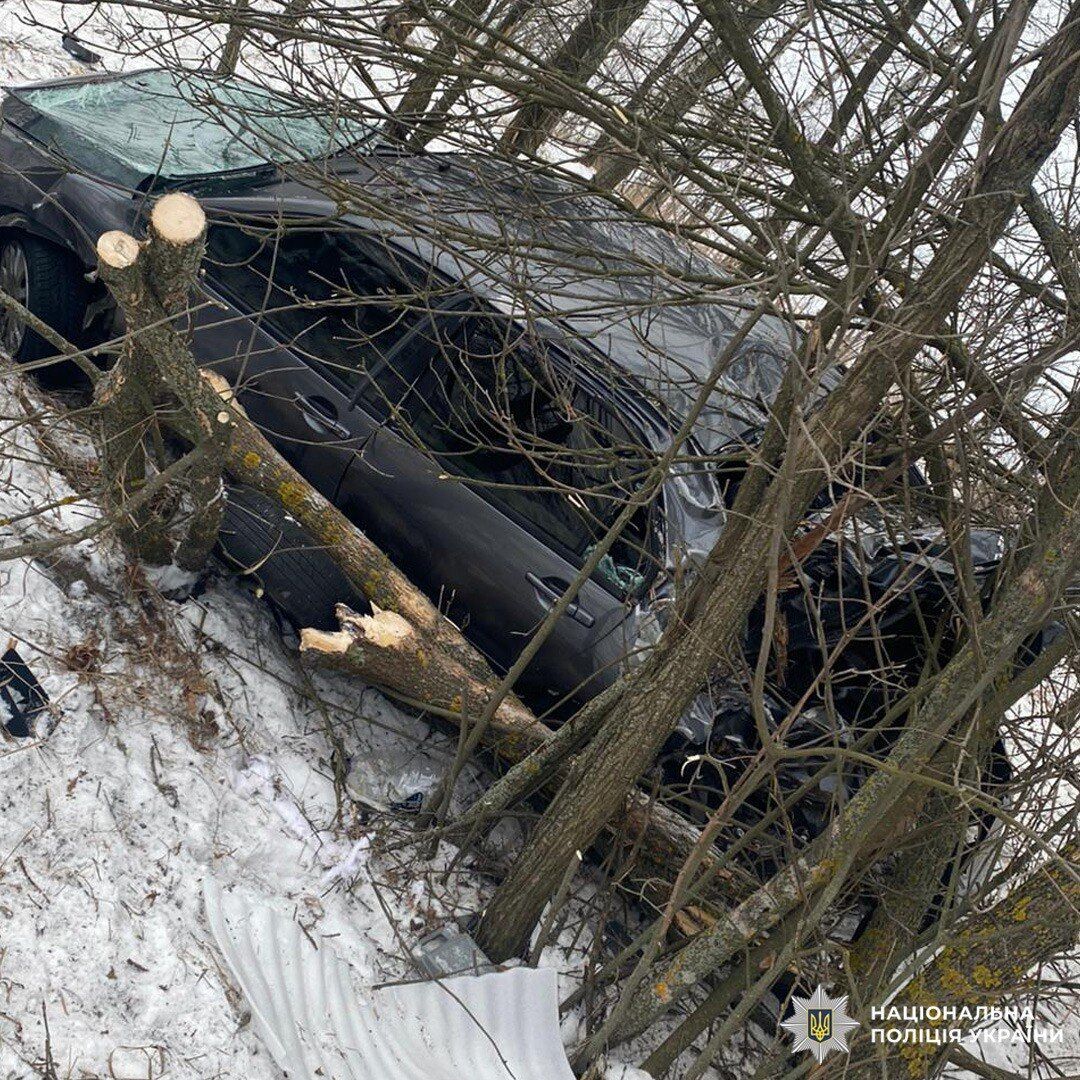 На Харківщині у ДТП загинуло 2-місячне немовля, мати і ще одна дитина травмовані: фото з місця події