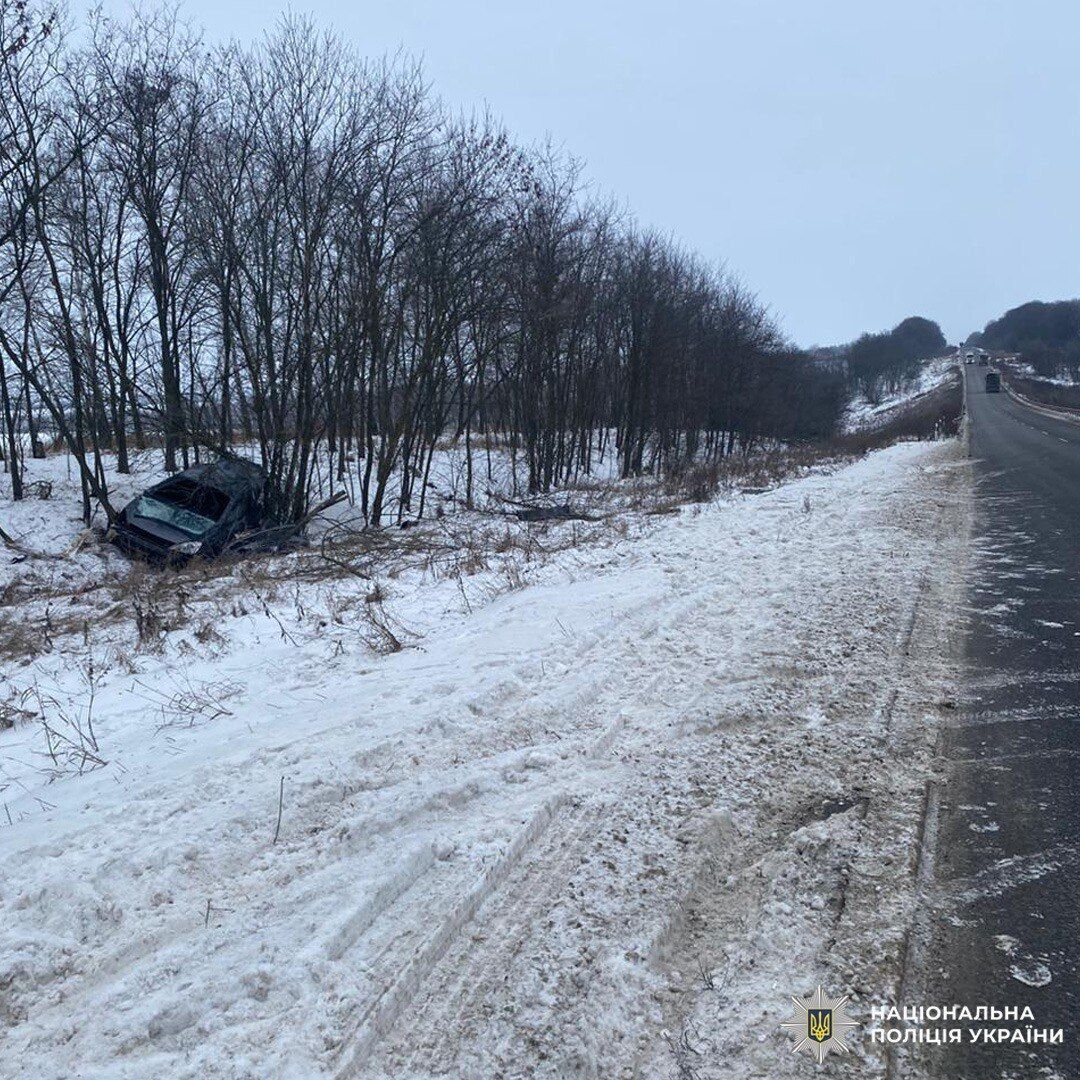 На Харківщині у ДТП загинуло 2-місячне немовля, мати і ще одна дитина травмовані: фото з місця події