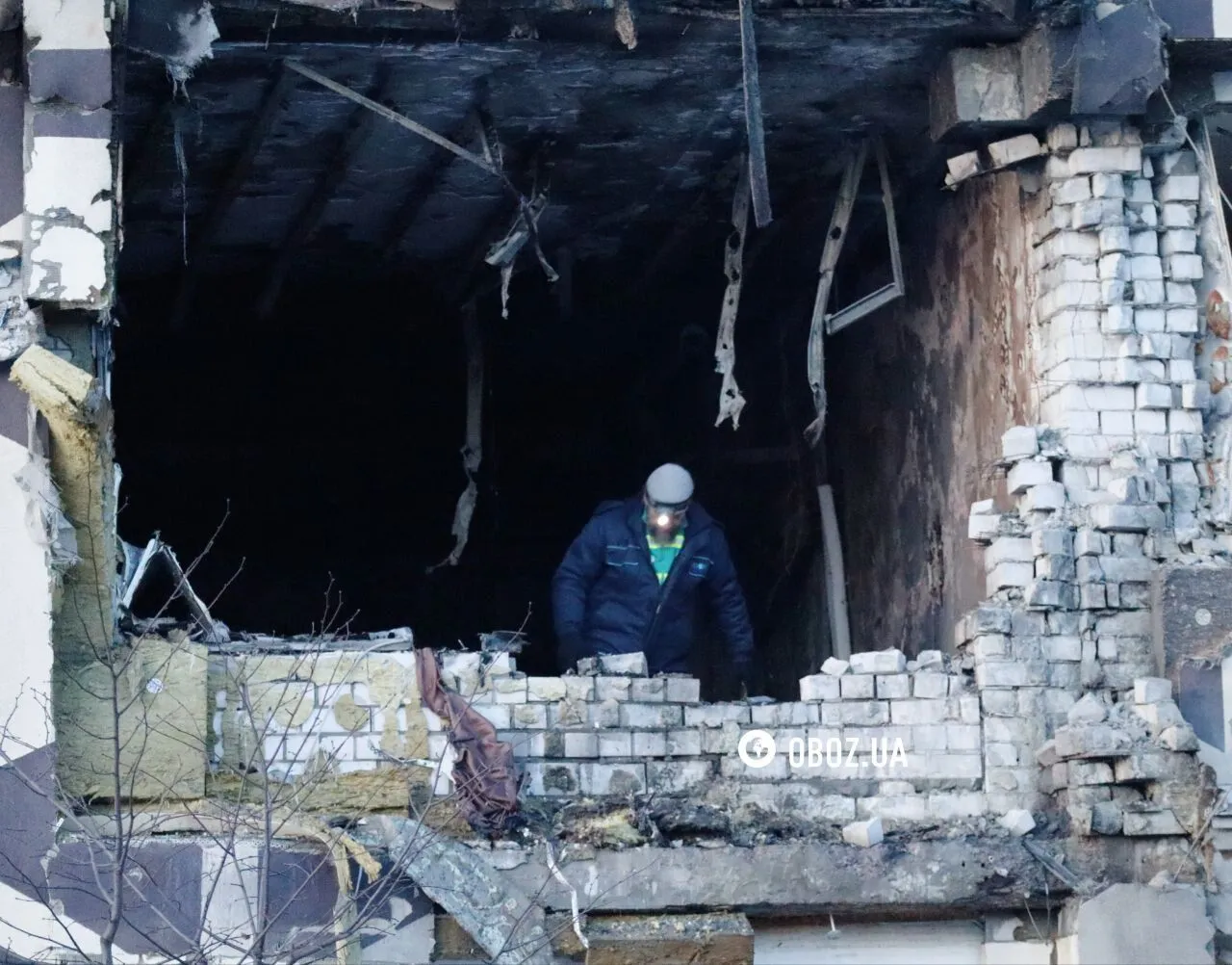 Діра у стіні та вибиті вікна: наслідки влучання російського дрону в медзаклад на Оболоні в Києві. Фото та відео