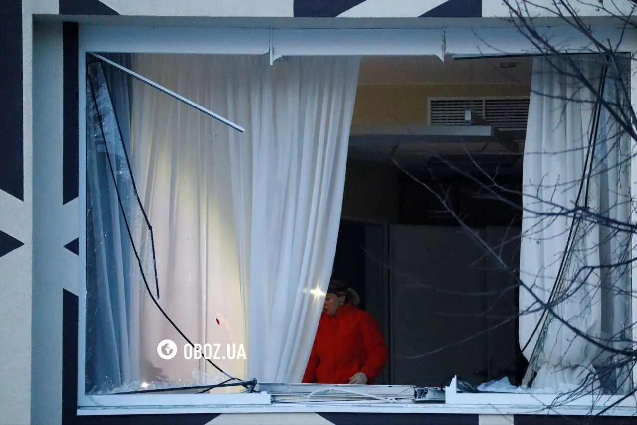 Діра у стіні та вибиті вікна: наслідки влучання російського дрону в медзаклад на Оболоні в Києві. Фото та відео