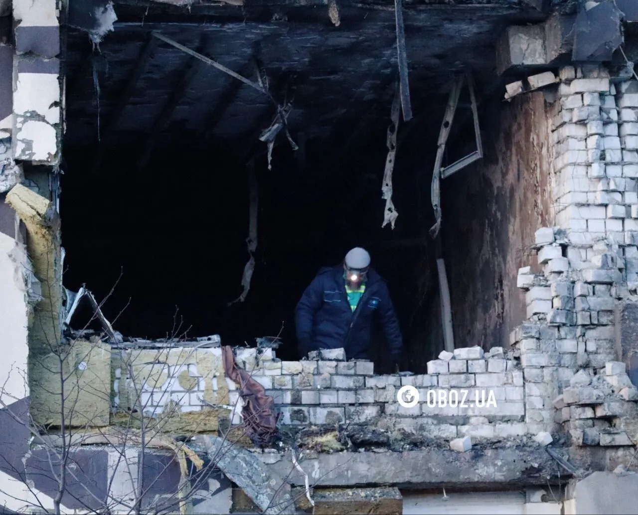 Діра у стіні та вибиті вікна: наслідки влучання російського дрону в медзаклад на Оболоні в Києві. Фото та відео