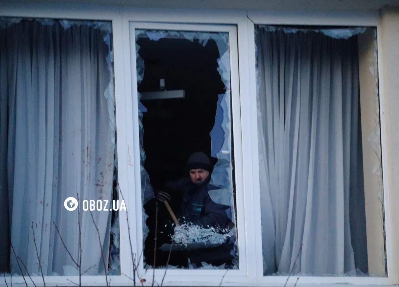 Діра у стіні та вибиті вікна: наслідки влучання російського дрону в медзаклад на Оболоні в Києві. Фото та відео