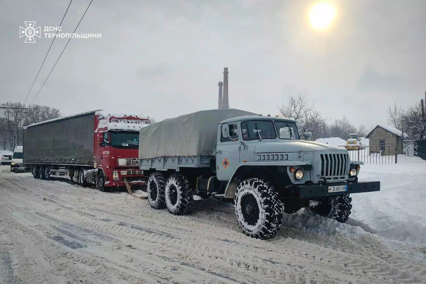 Повалені дерева, на заході фури застрягли в заметах, а на Київщині люди без світла: Україну накрила негода. Фото і відео