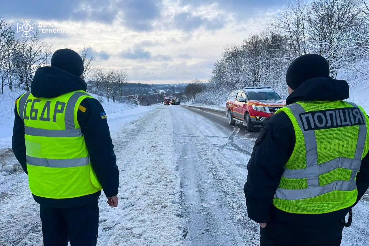 Повалені дерева, на заході фури застрягли в заметах, а на Київщині люди без світла: Україну накрила негода. Фото і відео