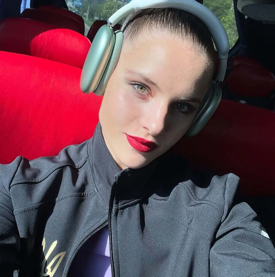 "У тата важка травма, але він на фронті": українська гімнастка згадала, як несла олімпійський вогонь, вказала місце росіянок і хоче у подарунок батька