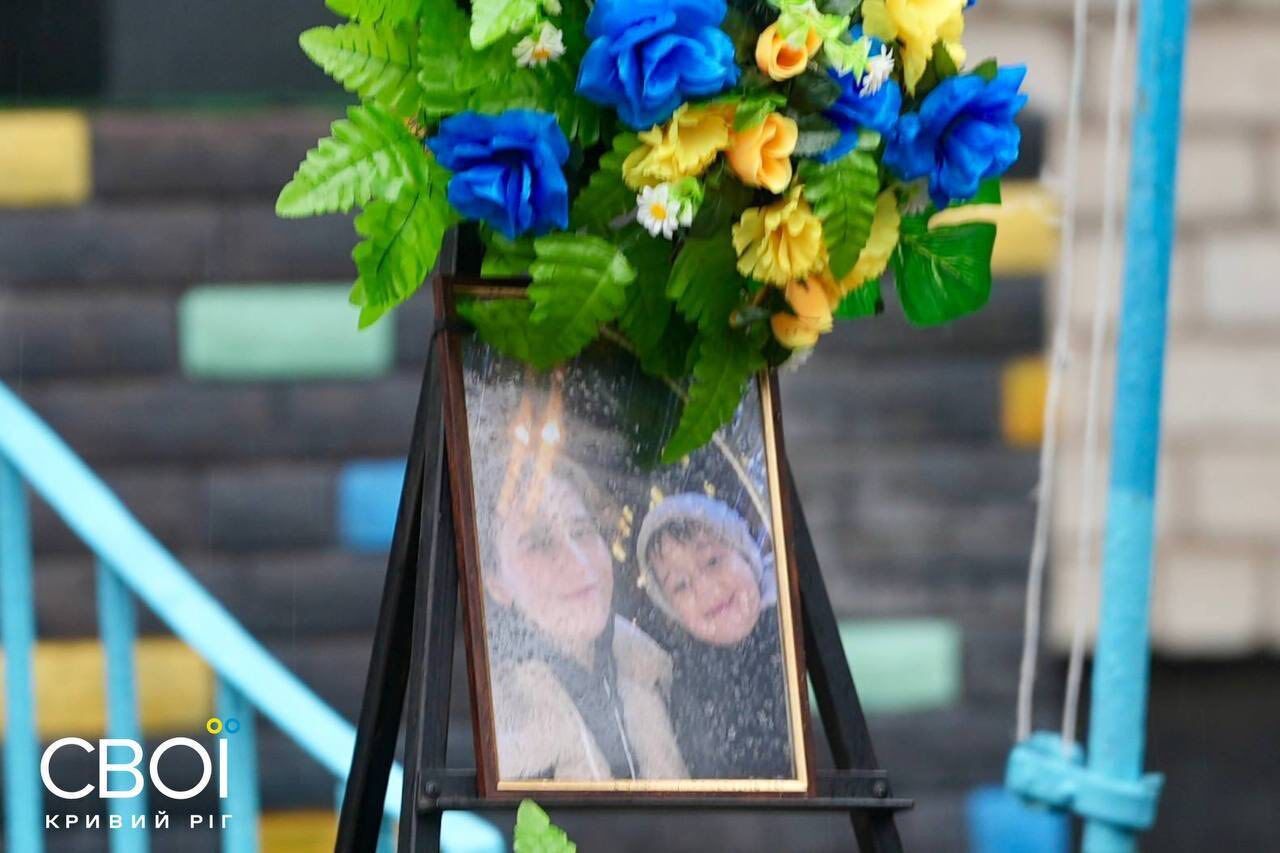 Їх убила Росія: на Дніпропетровщині попрощалися з 22-річною жінкою і її 3-річним сином, які загинули внаслідок удару по Харкову. Фото