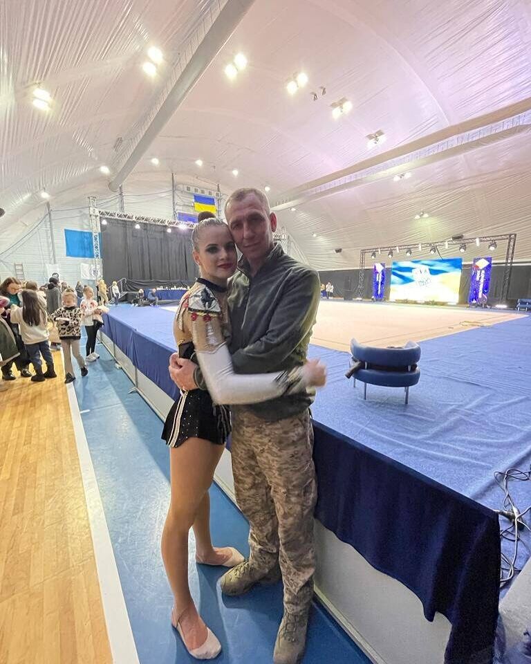 "У тата важка травма, але він на фронті": українська гімнастка згадала, як несла олімпійський вогонь, вказала місце росіянок і хоче у подарунок батька