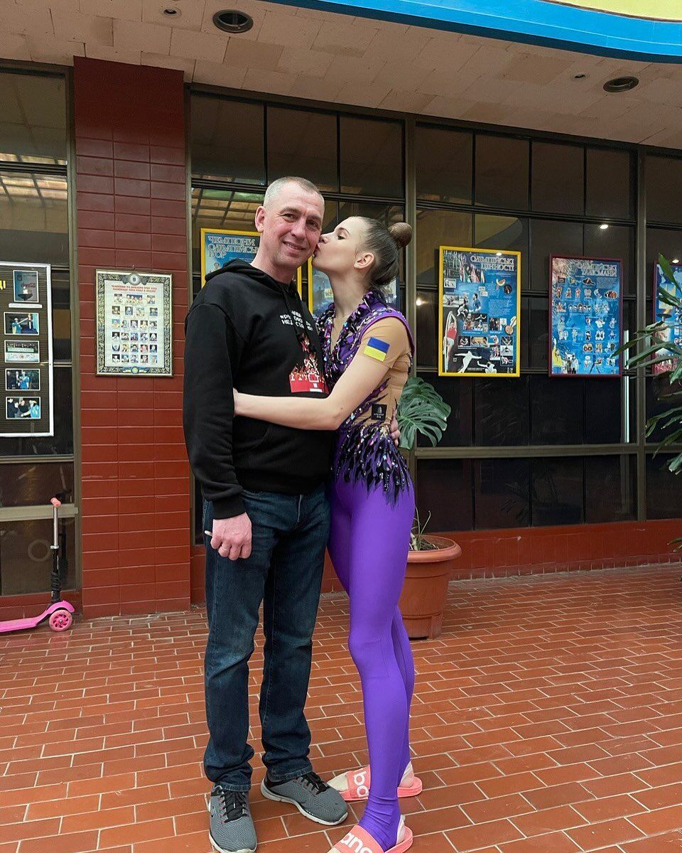 "У тата важка травма, але він на фронті": українська гімнастка згадала, як несла олімпійський вогонь, вказала місце росіянок і хоче у подарунок батька