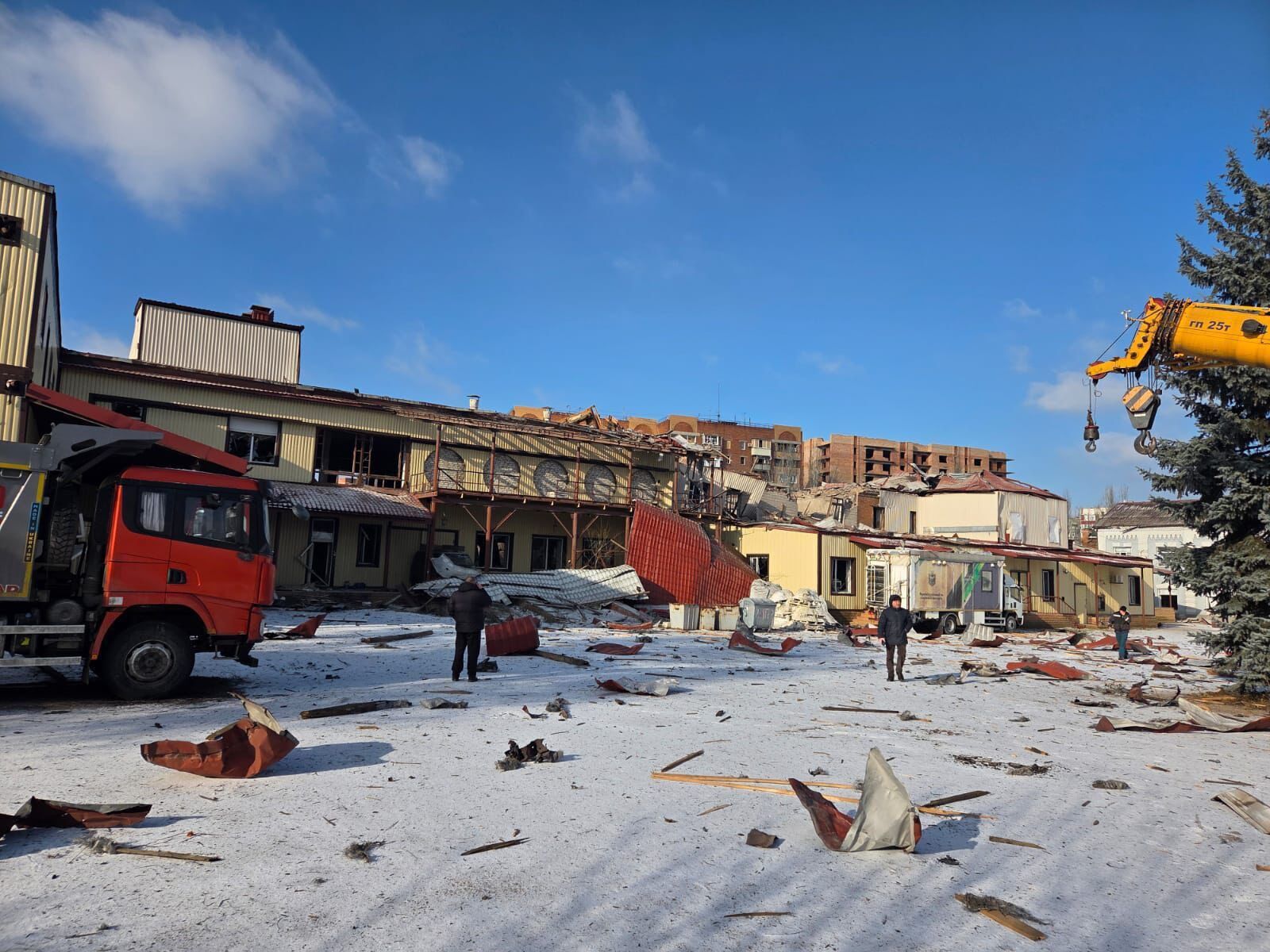 Армія Росії вдарила трьома ФАБ-250 по Словʼянську: зруйновані будинки, загинула жінка. Фото