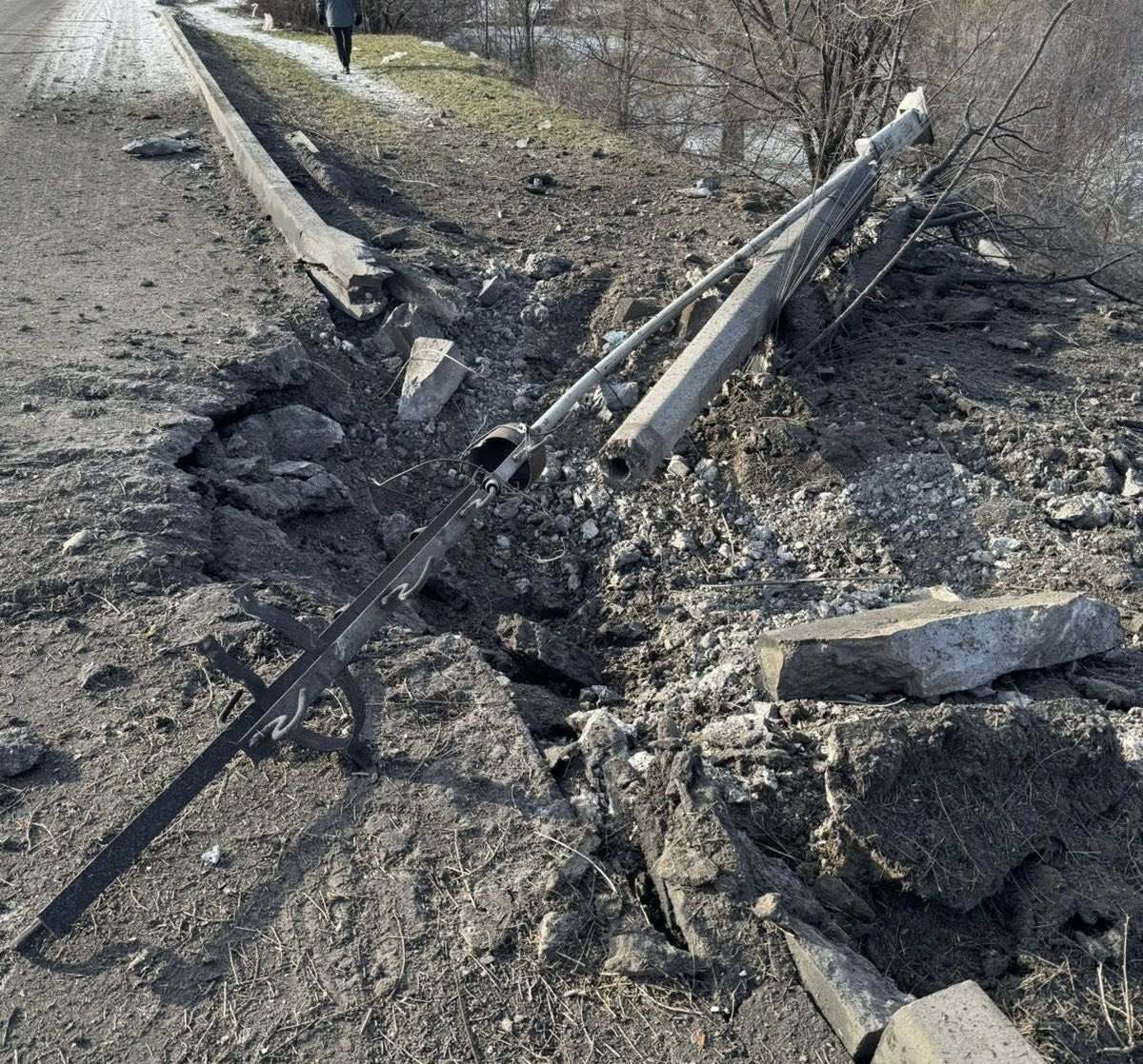 Армія Росії вдарила трьома ФАБ-250 по Словʼянську: зруйновані будинки, загинула жінка. Фото