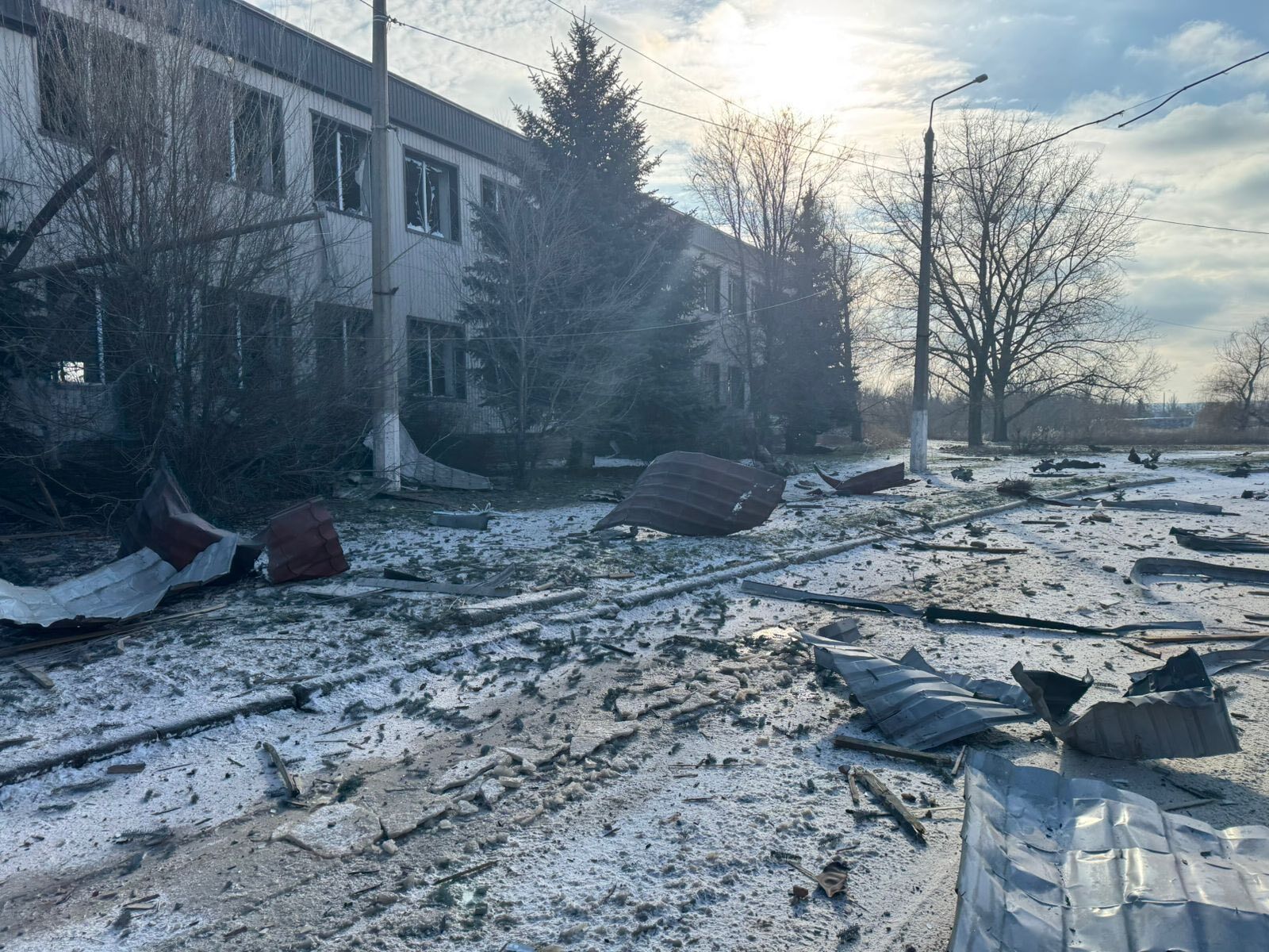 Армія Росії вдарила трьома ФАБ-250 по Словʼянську: зруйновані будинки, загинула жінка. Фото