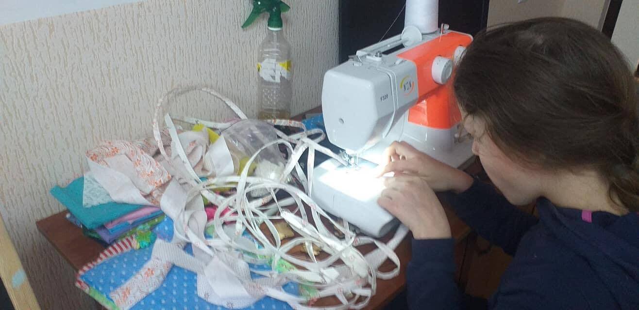 Шьет все свободное время: в Харькове пятиклассница бесплатно раздала уже 2 тысячи масок