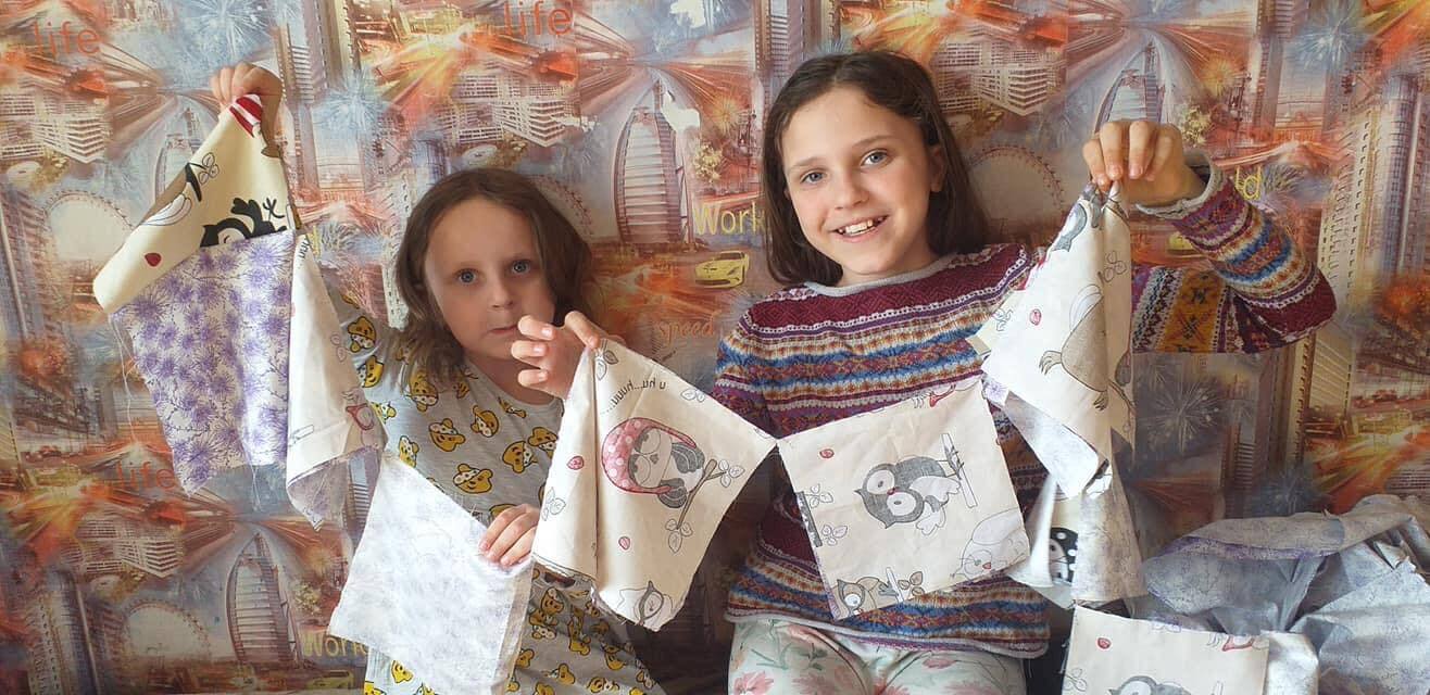 Шьет все свободное время: в Харькове пятиклассница бесплатно раздала уже 2 тысячи масок