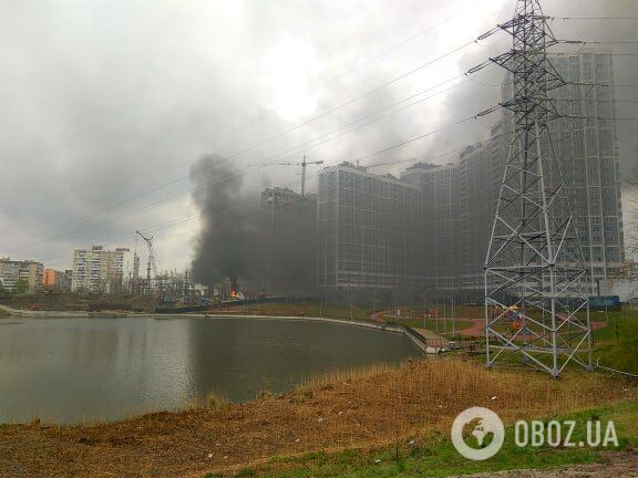 У Києві на лівому березі спалахнула масштабна пожежа з вибухом