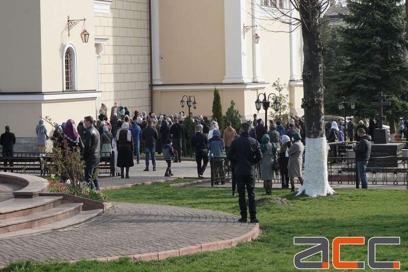 В Вербное воскресенье жители Черновцов активно шли в церковь