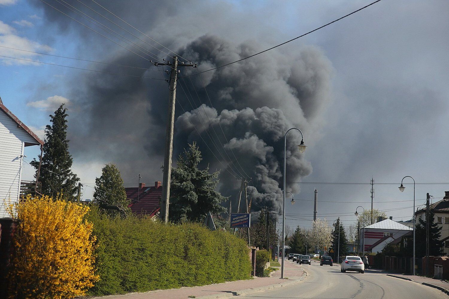 В Польше прогремел взрыв на химзаводе: город затянуло черным дымом. Фото и видео