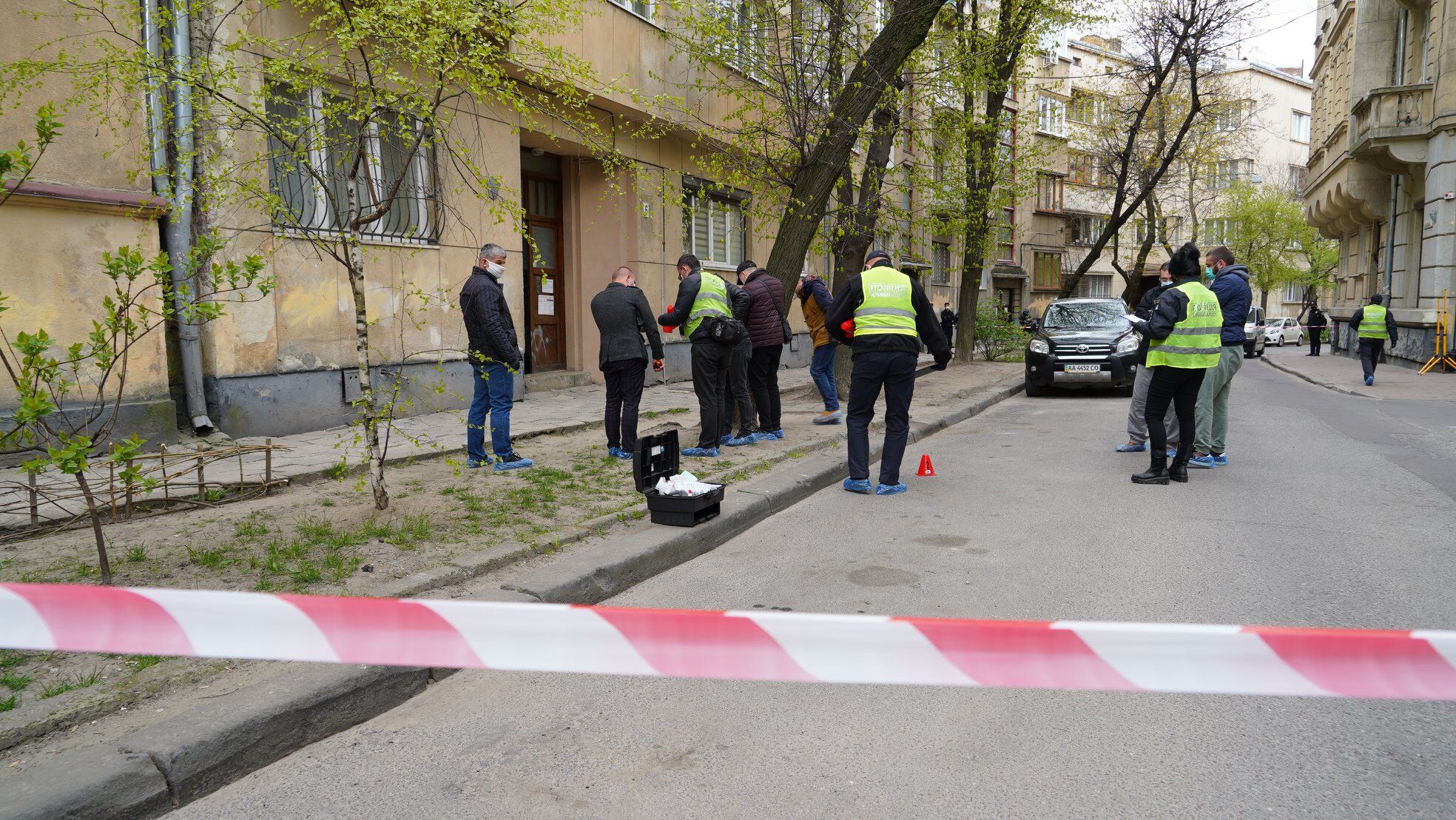 У центрі Львова застрелили нелегального валютника: з'явилися перші фото з місця НП