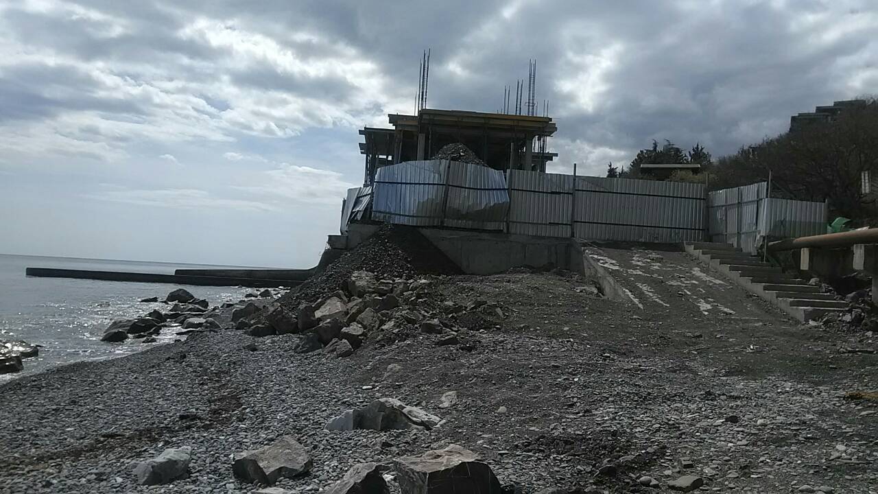 Забудова пляжу "Еврика" під Алуштою