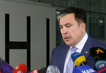 Саакашвили пришел на встречу с нардепами с перевернутым флагом Украины