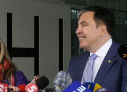 Саакашвили пришел на встречу с нардепами с перевернутым флагом Украины