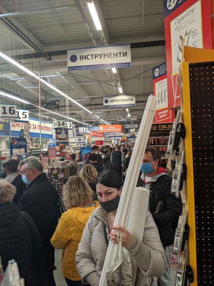 Из-за закрытия маленьких магазинов украинцы штурмуют гипермаркеты: появились фото