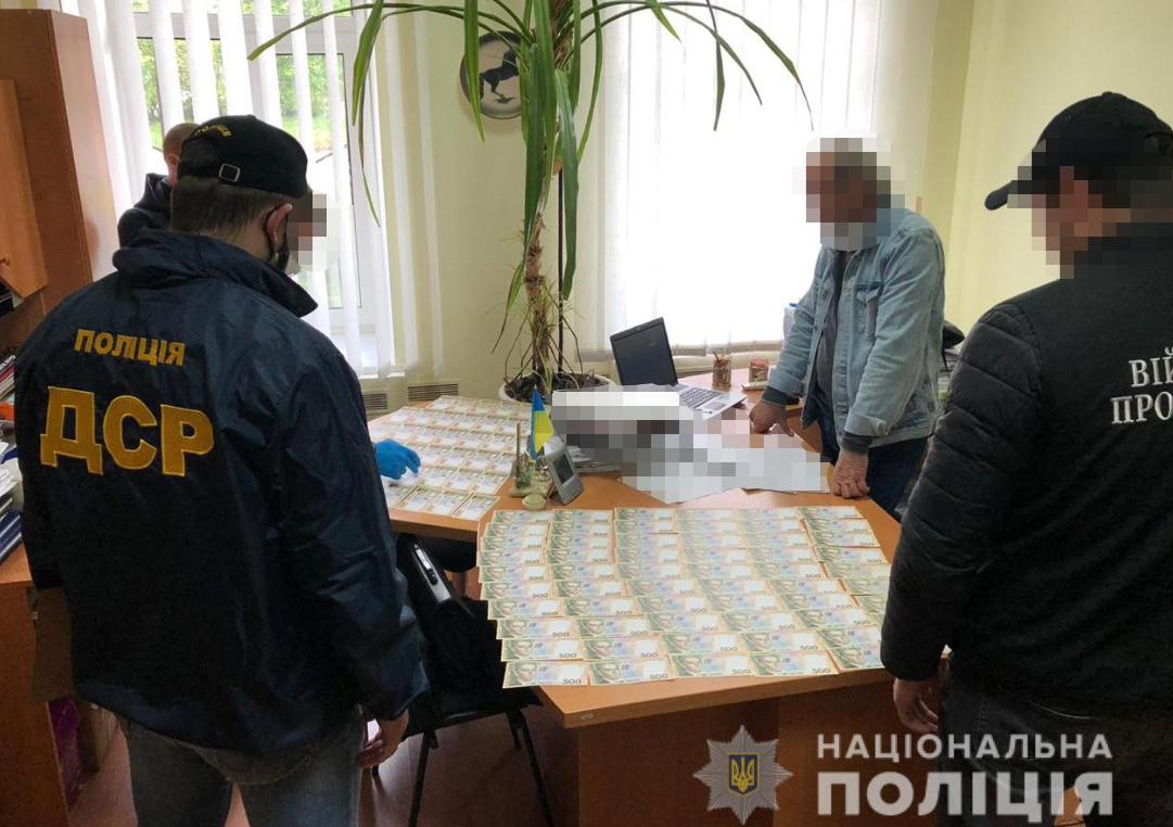 На Дніпропетровщині посадовець вимагав хабар за сертифікат якості на захисні маски