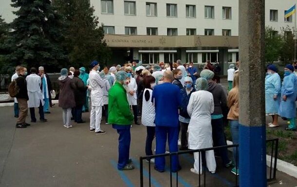 Медики лікарні №8 вийшли на протест