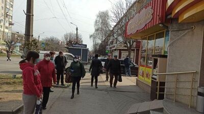 В Черновцах перед комендантским часом люди штурмовали магазины