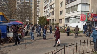 В Черновцах перед комендантским часом люди штурмовали магазины
