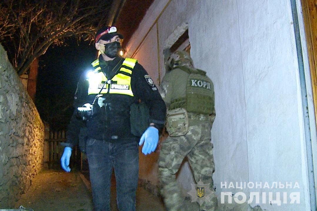 На Вінничині поліцейські затримали озброєного зловмисника