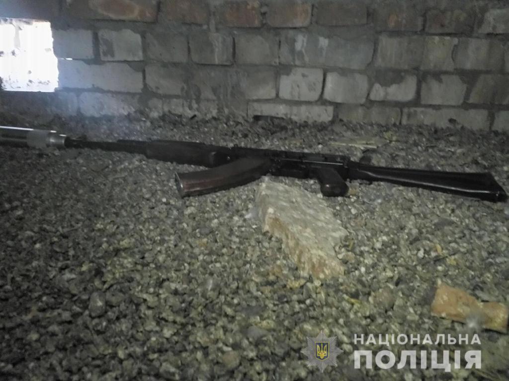 Замах на кримінального авторитета в Миколаєві: поліція знайшла зброю і показала місце стрілянини