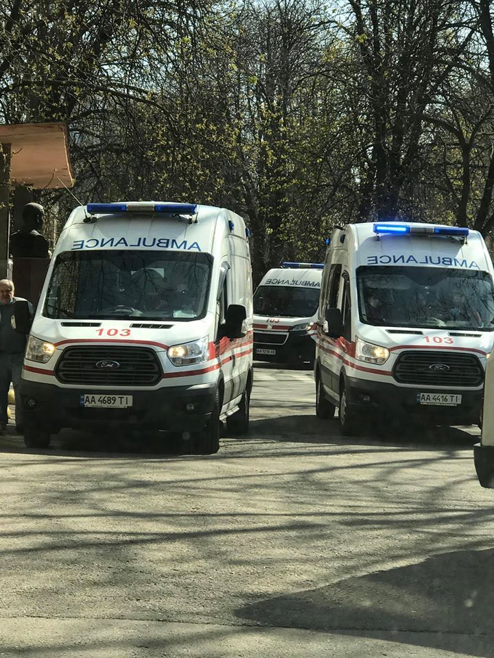 В Киеве 18 "скорых" доставили раненых с Донбасса: волонтер обратилась за помощью