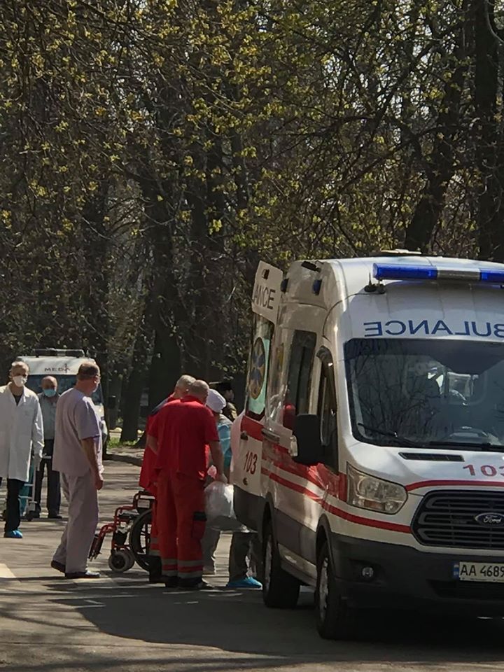 В Киеве 18 "скорых" доставили раненых с Донбасса: волонтер обратилась за помощью
