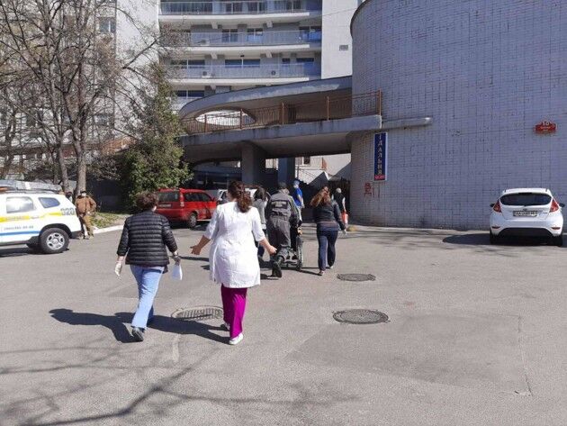 В Киеве пациентов вернули в больницу после "минировании"