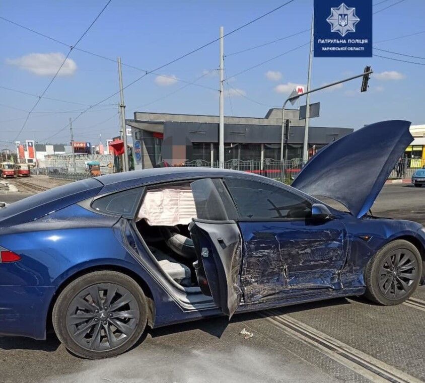 Удар пришелся в боковую часть кузова Model S