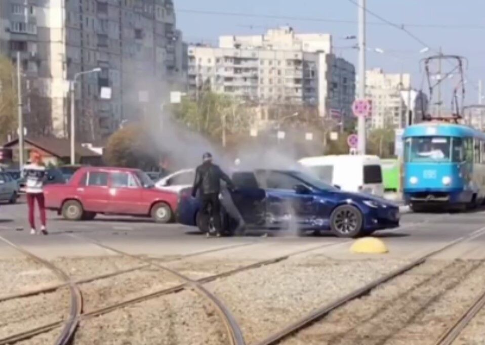 Из-за удара электромобиль Tesla Model S загорелся