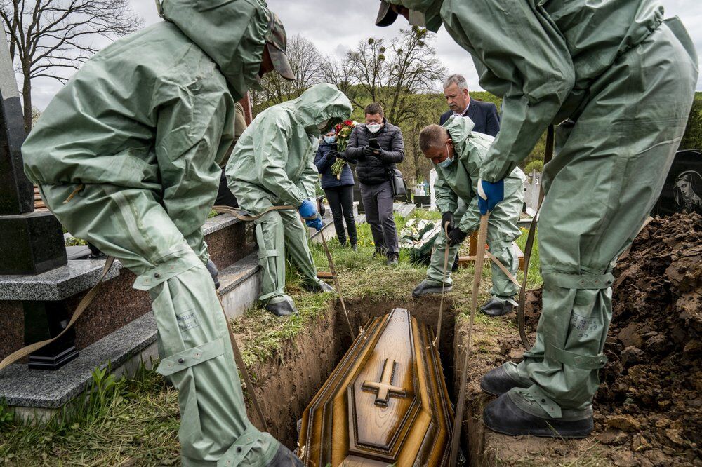 Похороны 71-летнего Семена Мучки, который умер от коронавируса, на кладбище в Кринице