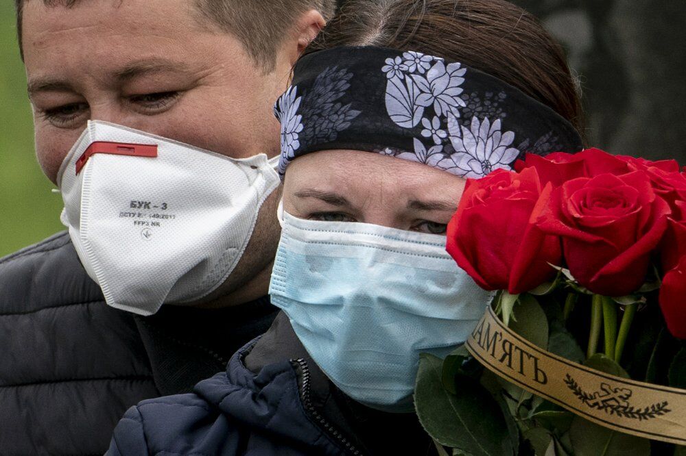 Вскрытия на улице и пакеты на ногах: Associated Press шокировало фоторепортажем из больниц Украины