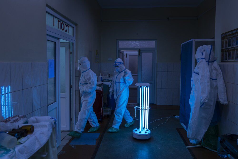 Дезінфекційний коридор до відділення інтенсивної терапії в обласній лікарні в Чернівцях