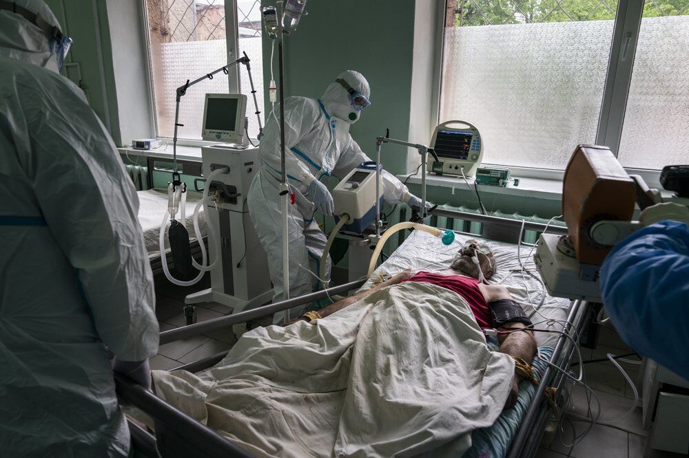 Врачи готовят пациента с коронавирусом к рентгену легких в отделении интенсивной терапии в областной больнице в Черновцах