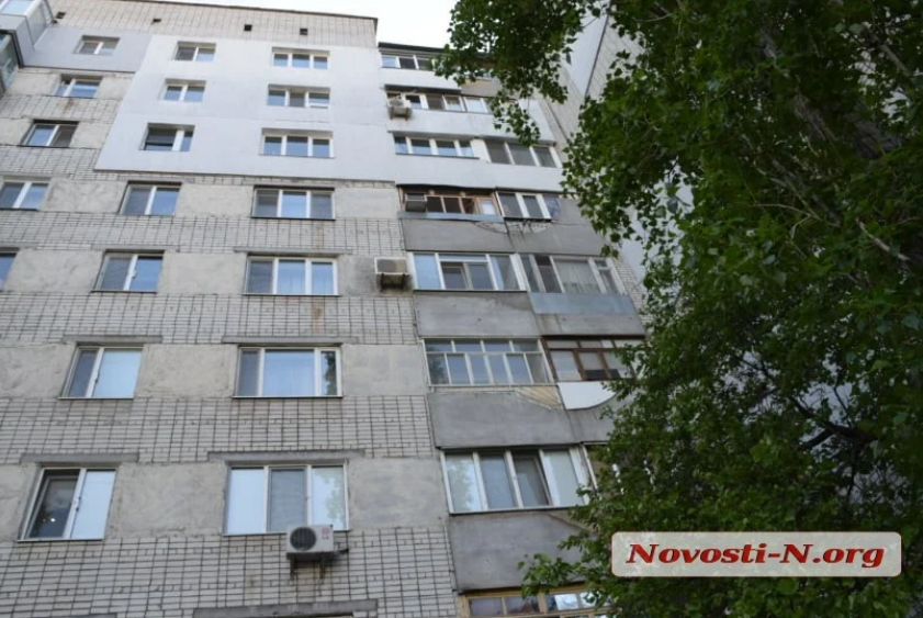 Не випускали з дому в карантин: у Миколаєві пенсіонерка викинулася з вікна. 18+